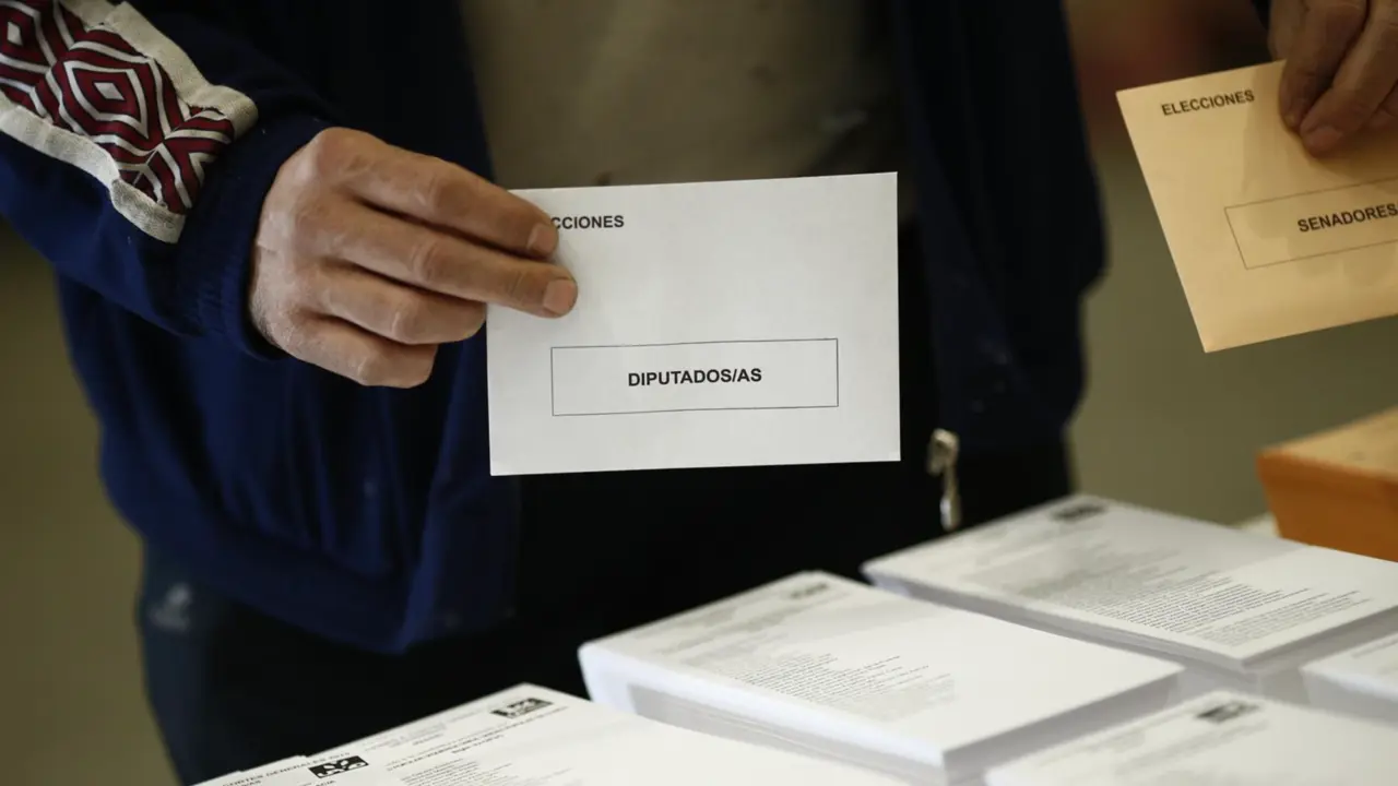  Archivo - Recursos de elecciones generales 2015, Congreso, Senado, Cortes Generales, Parlamento, diputados, senadores, papeletas, sobres, votar, voto - EUROPA PRESS - Archivo 