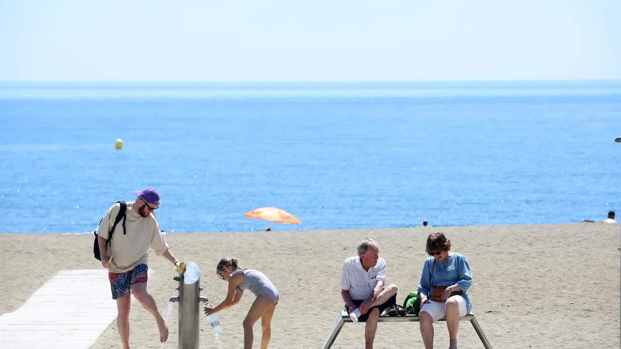  Cientos de personas en la playa de La Malagueta 