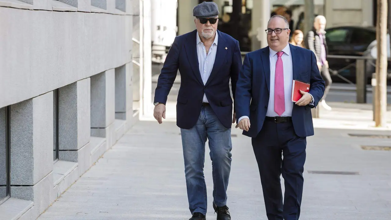  El comisario jubilado Jos&eacute; Manuel Villarejo y su abogado 