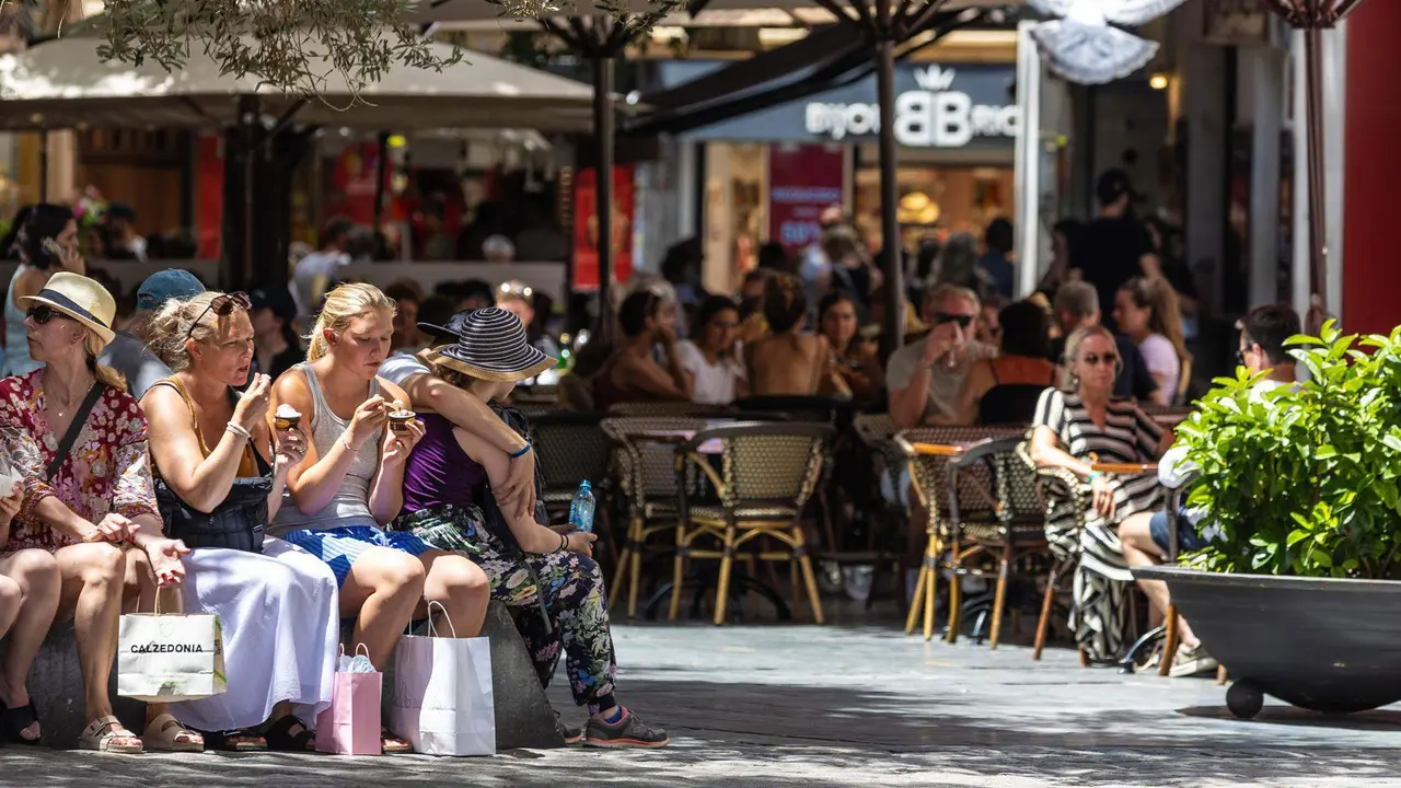  Unas chicas comen helado, a 15 de julio de 2023, en Palma, Mallorca, Baleares 