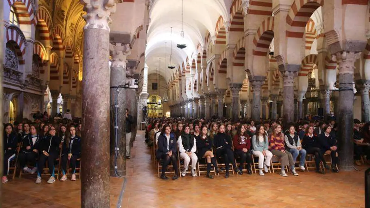  Educadores, capellanes y alumnos de colegios con proyectos educativos de ideario cat&oacute;lico participan en la adoraci&oacute;n al Sant&iacute;simo y conocen la JMJ de Lisboa 