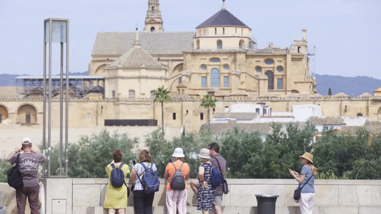  Archivo - Varias personas realizan fotograf&iacute;as al puente de San Rafael, en C&oacute;rdoba (Andaluc&iacute;a, Espa&ntilde;a). - Joaquin Corchero - Europa Press - Archivo 