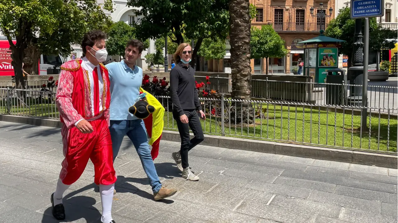  Archivo - Dos j&oacute;venes, ataviados con la vestimenta de las despedidas de soltero. Archivo. - Eduardo Briones - Europa Press - Archivo 