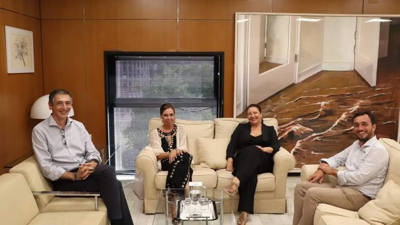  La consejera Carmen Crespo con el equipo de agua de la Consejer&iacute;a 