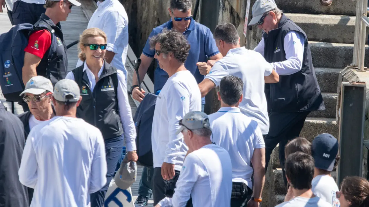  El Rey Don Juan Carlos I y la Infanta Elena en el puerto de Sanxenxo antes de embarcar "El Brib&oacute;n" a 29 de julio de 2023, en Sanxenxo, Pontevedra, Galicia (Espa&ntilde;a). - Jos&eacute; Oliva - Europa Press 