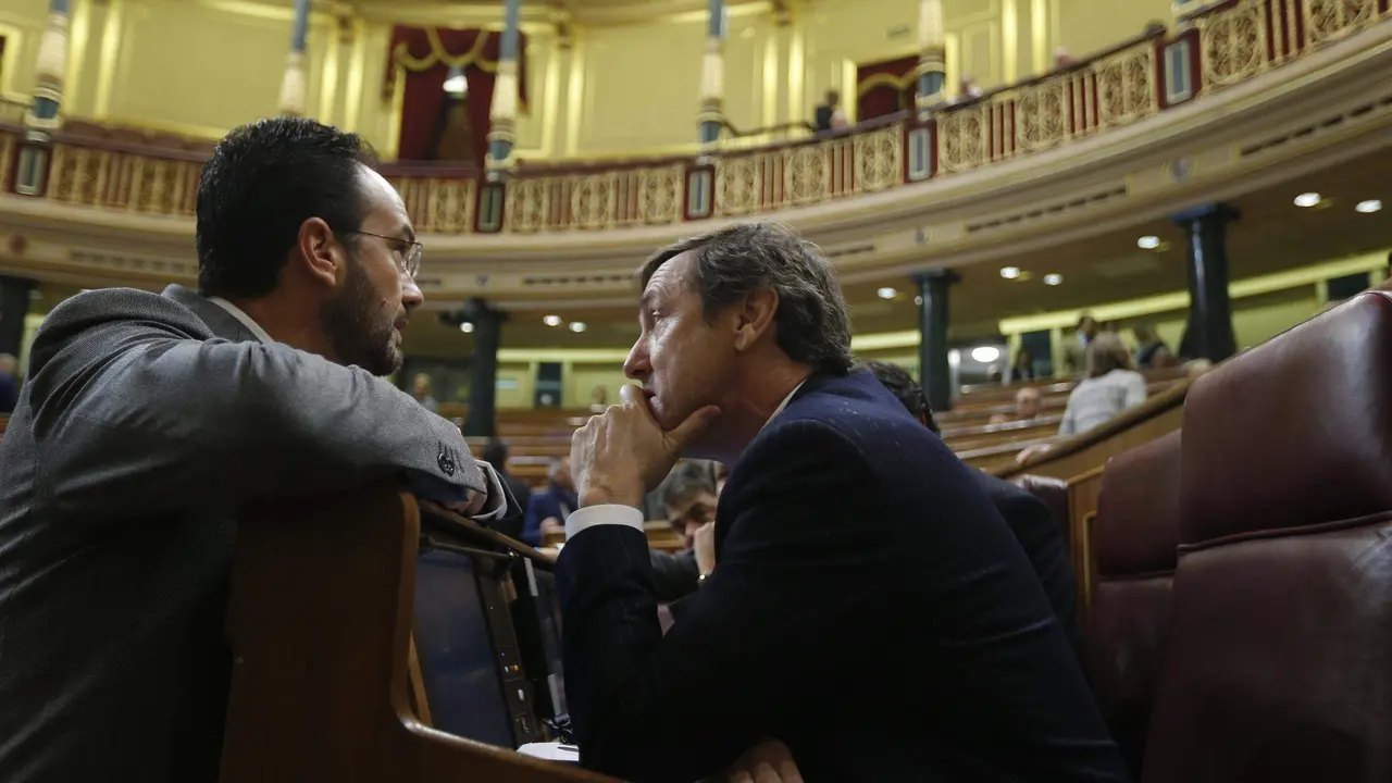  Rafael Hernando y Antonio Hernando hablando en el Congreso 