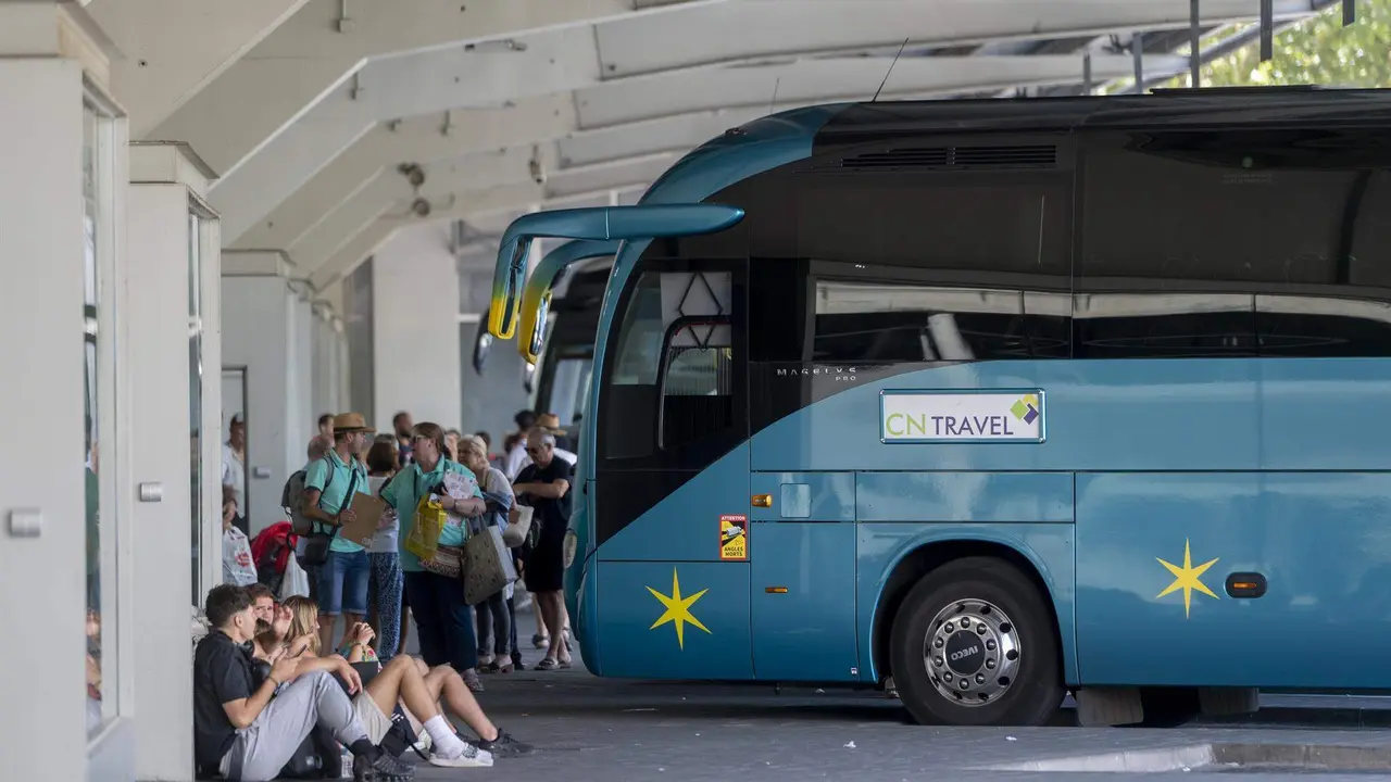  Varias personas se preparan para emprender su viaje en la estaci&oacute;n Sur de M&eacute;ndez &Aacute;lvaro 