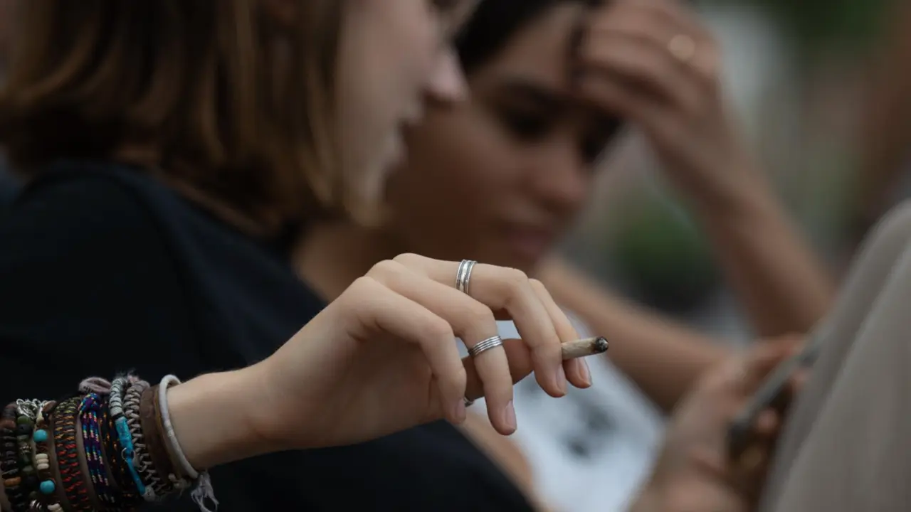  Archivo - Varios j&oacute;venes fuman en las inmediaciones del colegio Pia Balmes, que la nueva normativa del Govern convertir&aacute;n en espacio libre de humo, a 23 de septiembre de 2022, en Barcelona, Catalunya (Espa&ntilde;a). - David Zorrakino - Europa Press - Archivo 