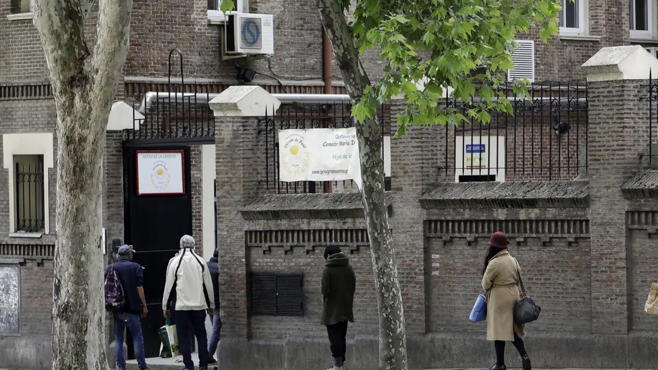  Archivo - Varias personas esperan en la cola a las puertas de un comedor social. - Josefina Blanco - Europa Press - Archivo 