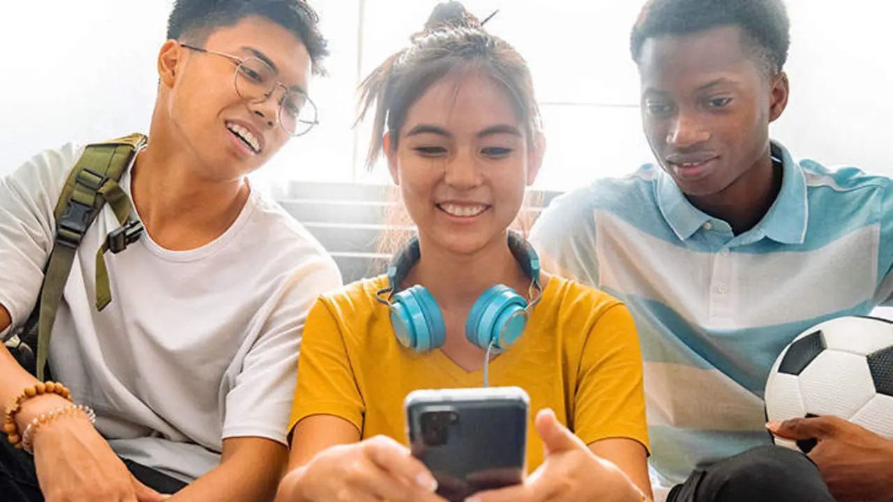  Adolescentes mirando un m&oacute;vil 