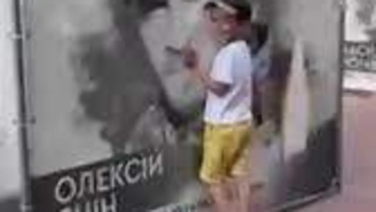  Momento del v&iacute;deo en el que un ni&ntilde;o abraza la foto de su padre colocada en las calles de Ucrania - TELECINCO 