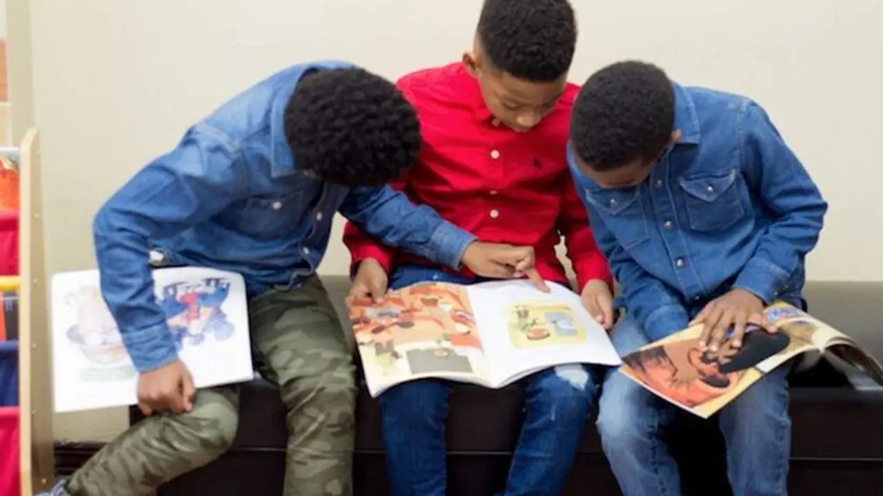  Ni&ntilde;os leyendo libros en la peluquer&iacute;a 