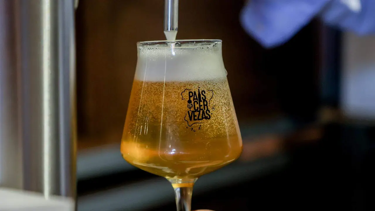  Una cerveza rubia de grifo tirada en copa de cristal durante el Gran Festival de la Cultura Cervecera de Espa&ntilde;a 