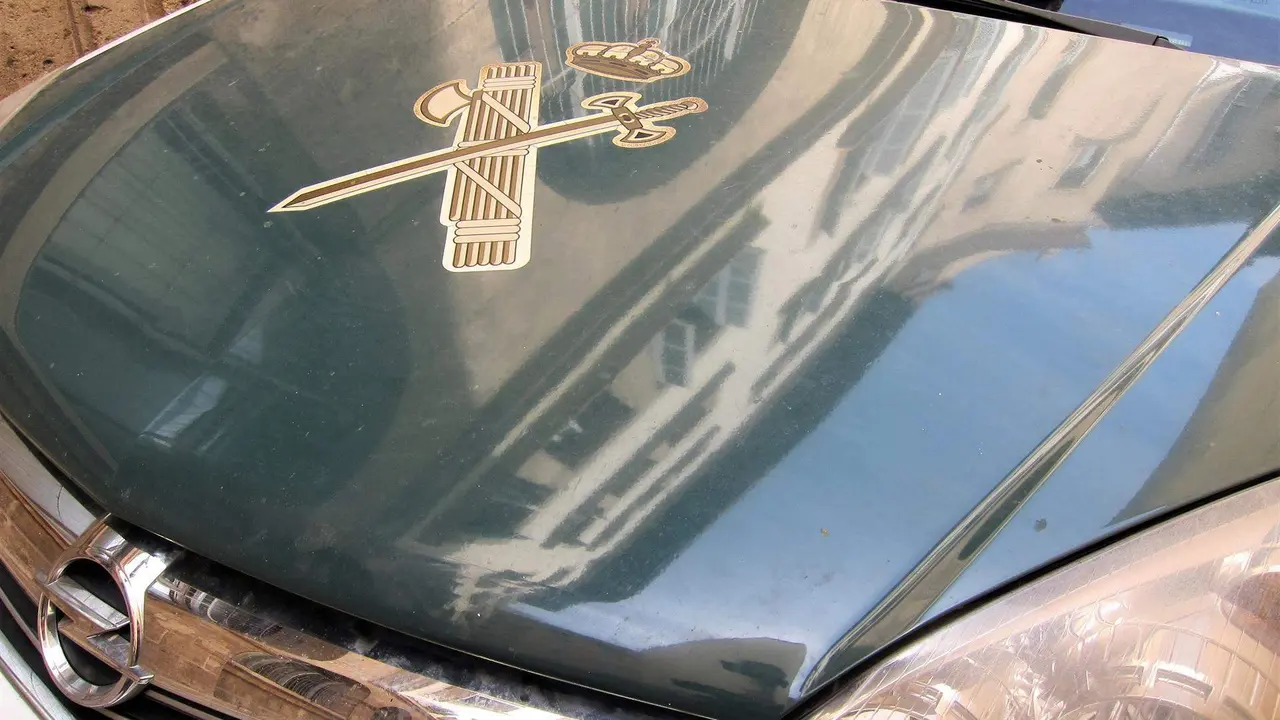  Veh&iacute;culo de un coche de la Guardia Civil con el escudo 