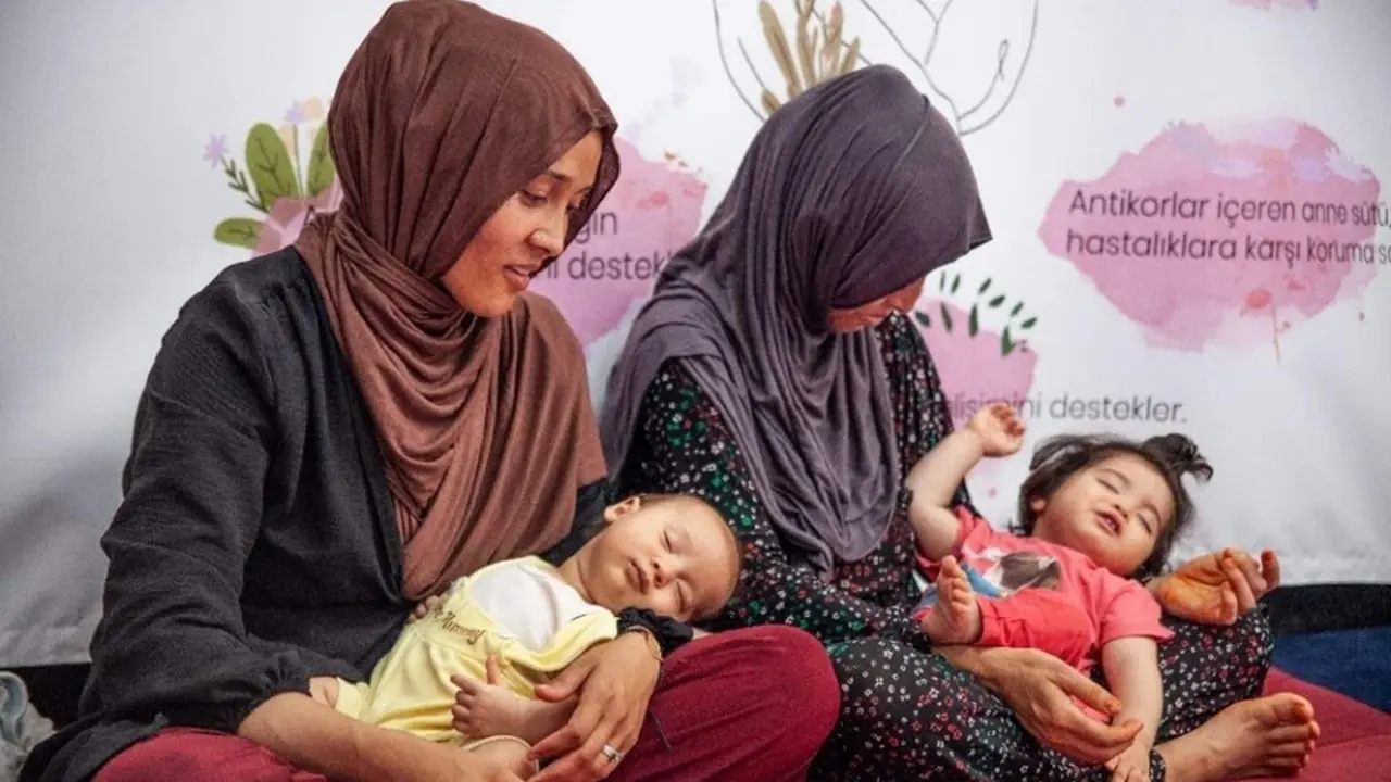  Dos madres junto a sus beb&eacute;s 