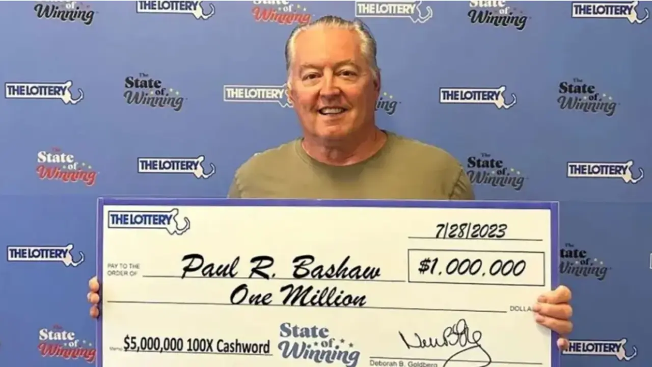  Paul Bashaw posando con su cheque de la loter&iacute;a 