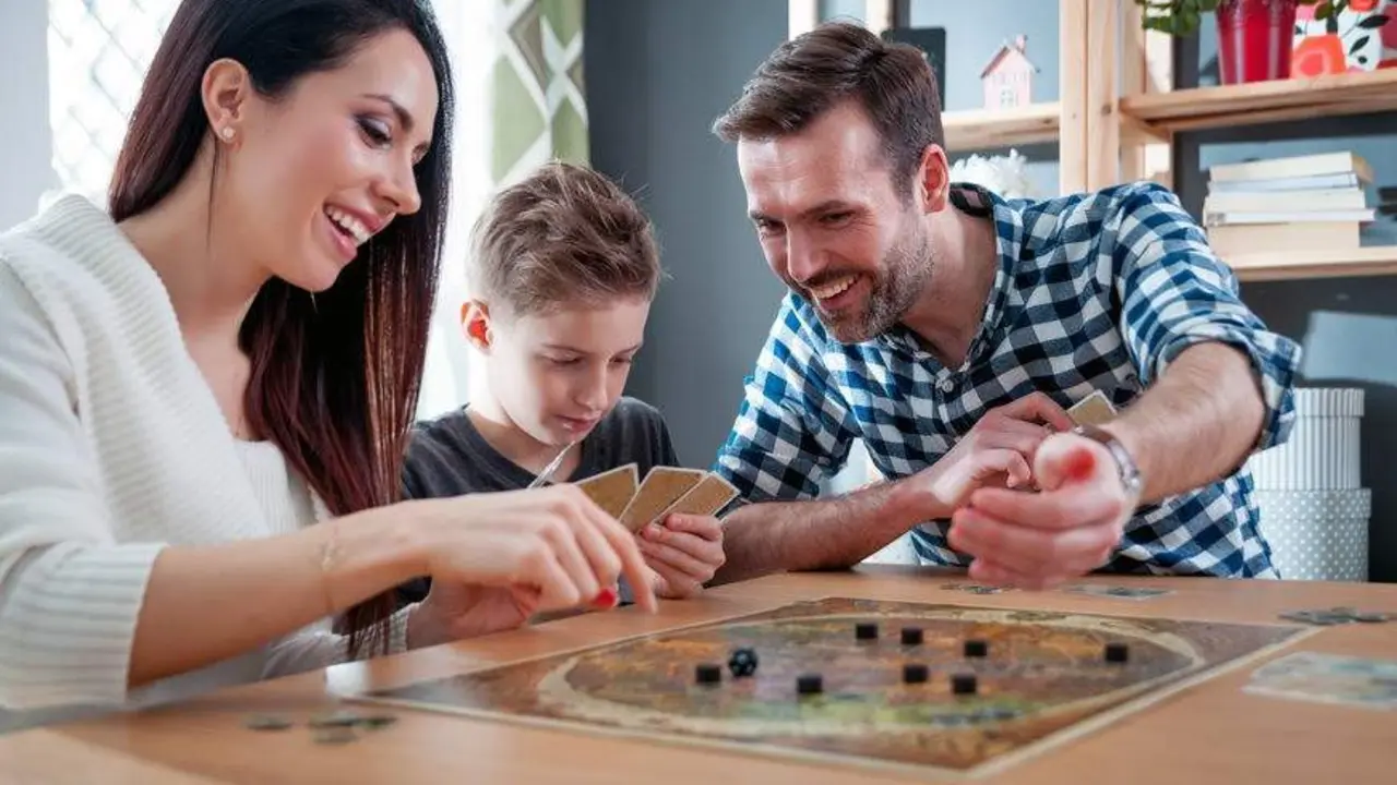  Familia jugando a un juego de mesa 