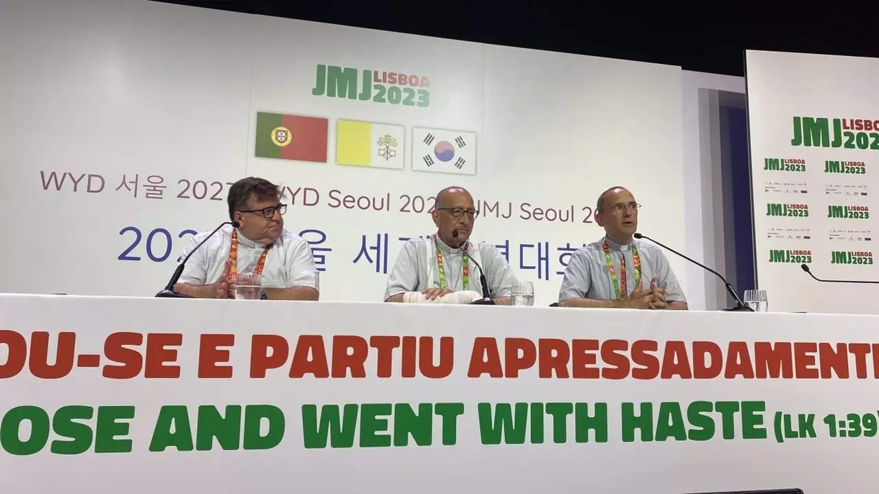  Ra&uacute;l Tinajero, el cardenal Juan Jos&eacute; Omella y Jos&eacute; Gabriel Vera, en la rueda de prensa de la Conferencia Episcopal Espa&ntilde;ola en Lisboa 
