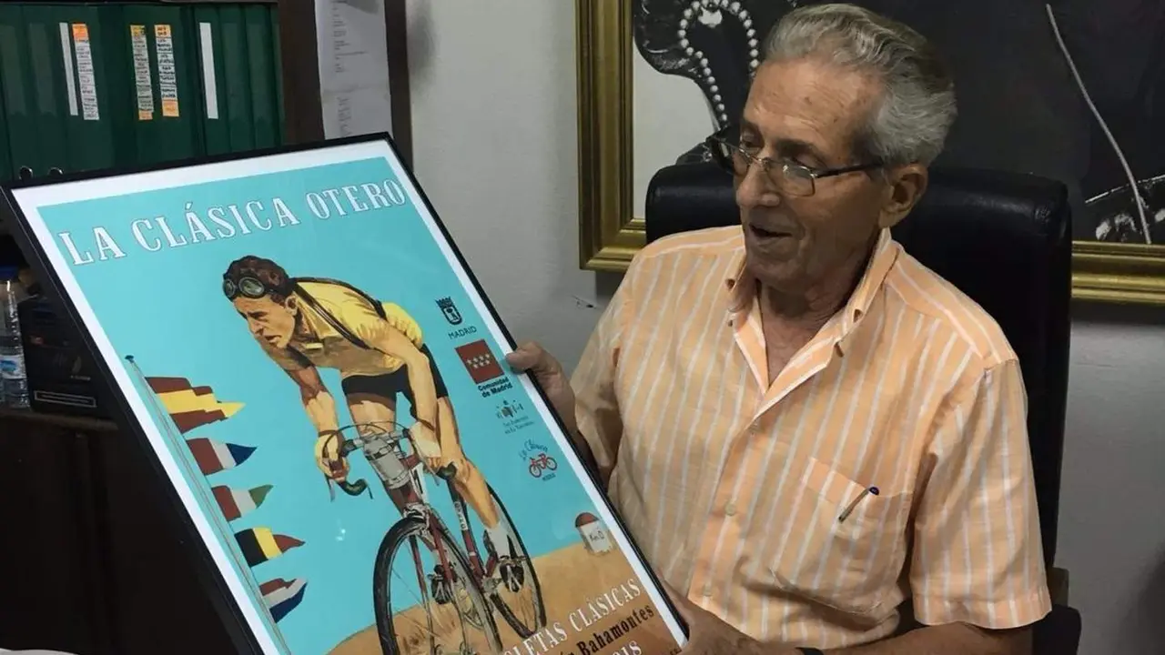 Federico Mart&iacute;n Bahamontes observa el cartel de la Cl&aacute;sica Otero 