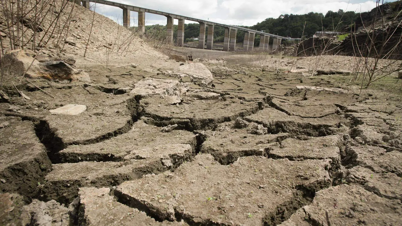  Embalse del Belesar en el R&iacute;o Mi&ntilde;o 
