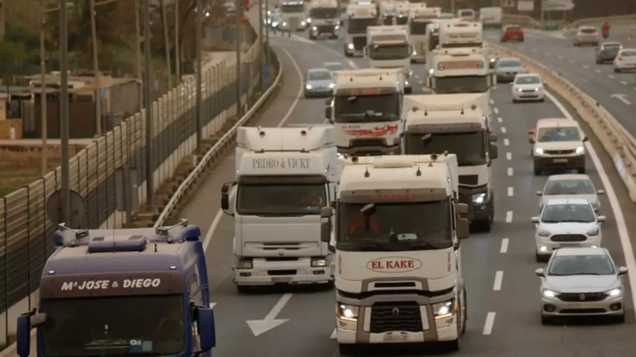  Transportistas colapsan la autov&iacute;a en el tercer d&iacute;a de huelga indefinida del transporte de mercanc&iacute;as, en la A-30, a 16 de marzo de 2022, en Murcia (Espa&ntilde;a). Fuente: Europa Press 