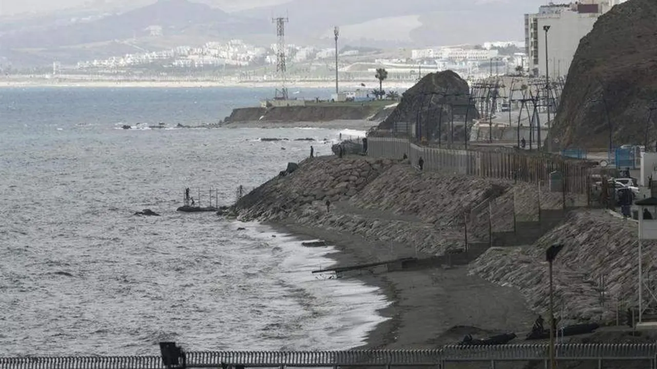  Imagen del vallado fronterizo en la playa del Tarajal, en Ceuta - Antonio Sempere - Europa Press 