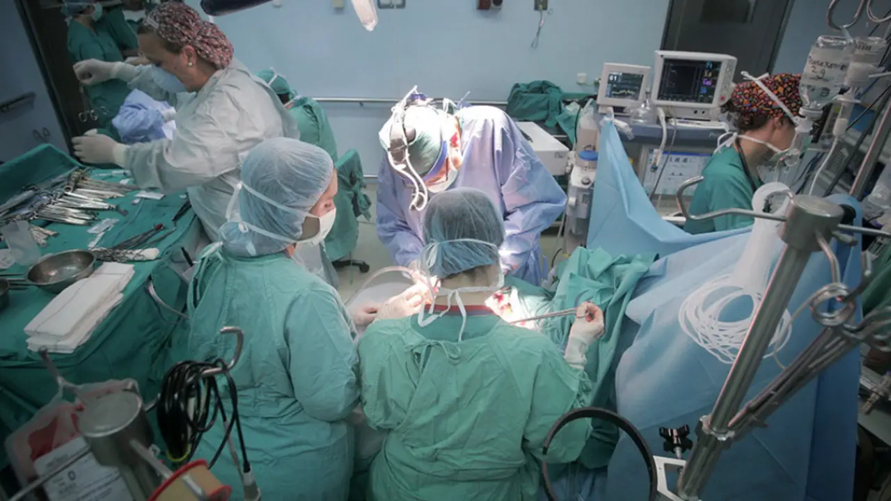  Imagen de archivo de un quir&oacute;fano durante una intervenci&oacute;n 