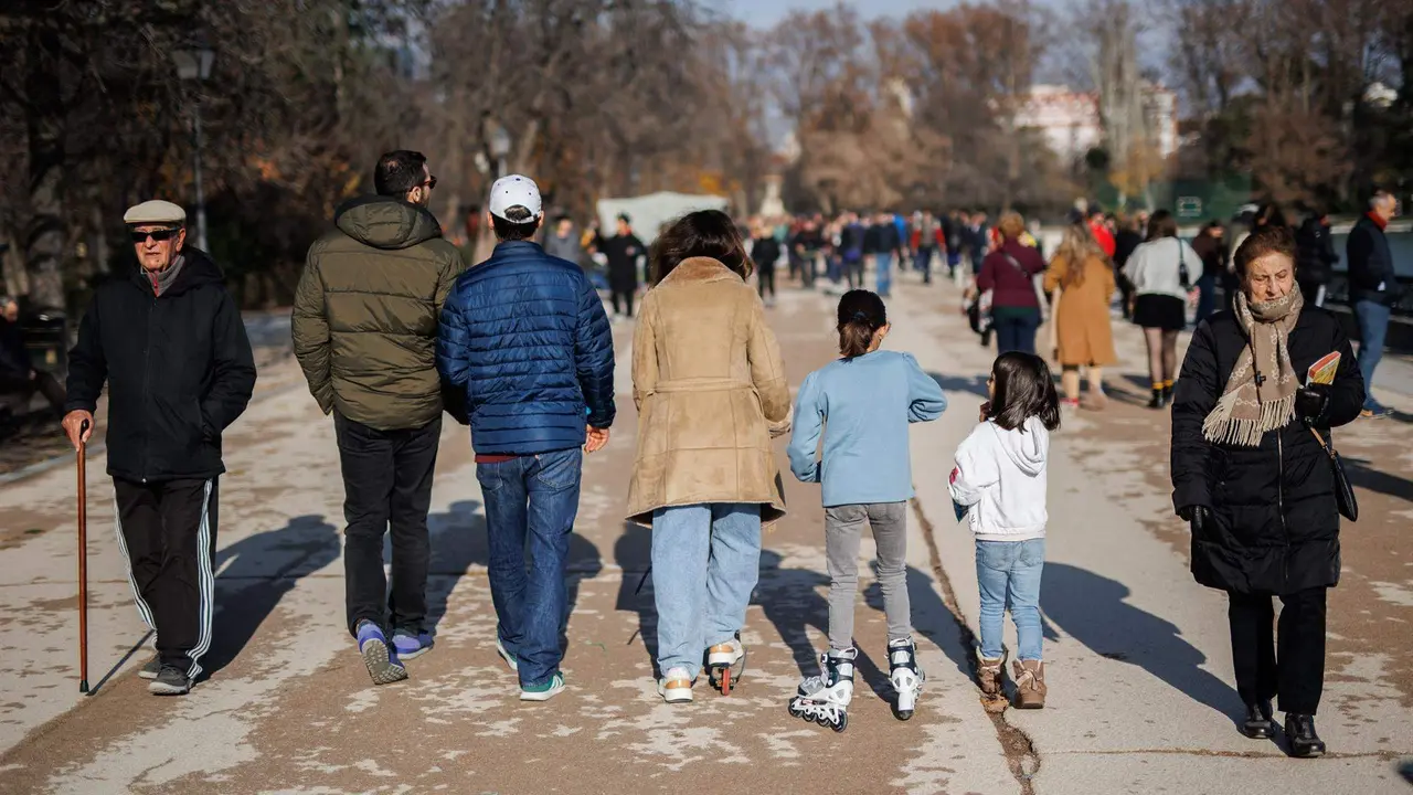  Niños paseando por el Retiro - Alejandro Martínez Vélez - Europa Press - Archivo 