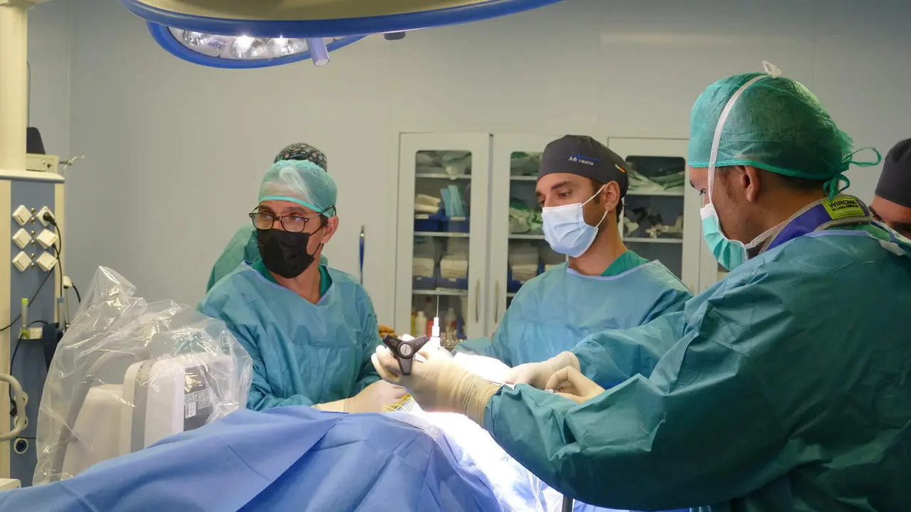  Los doctores Jim&eacute;nez, Mar&iacute;n y Peir&oacute; durante la intervenci&oacute;n 