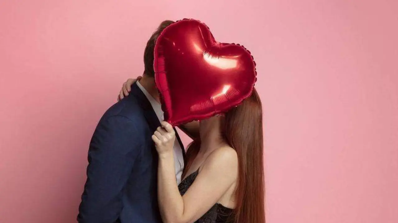  Enamorados bes&aacute;ndose por San Valent&iacute;n 