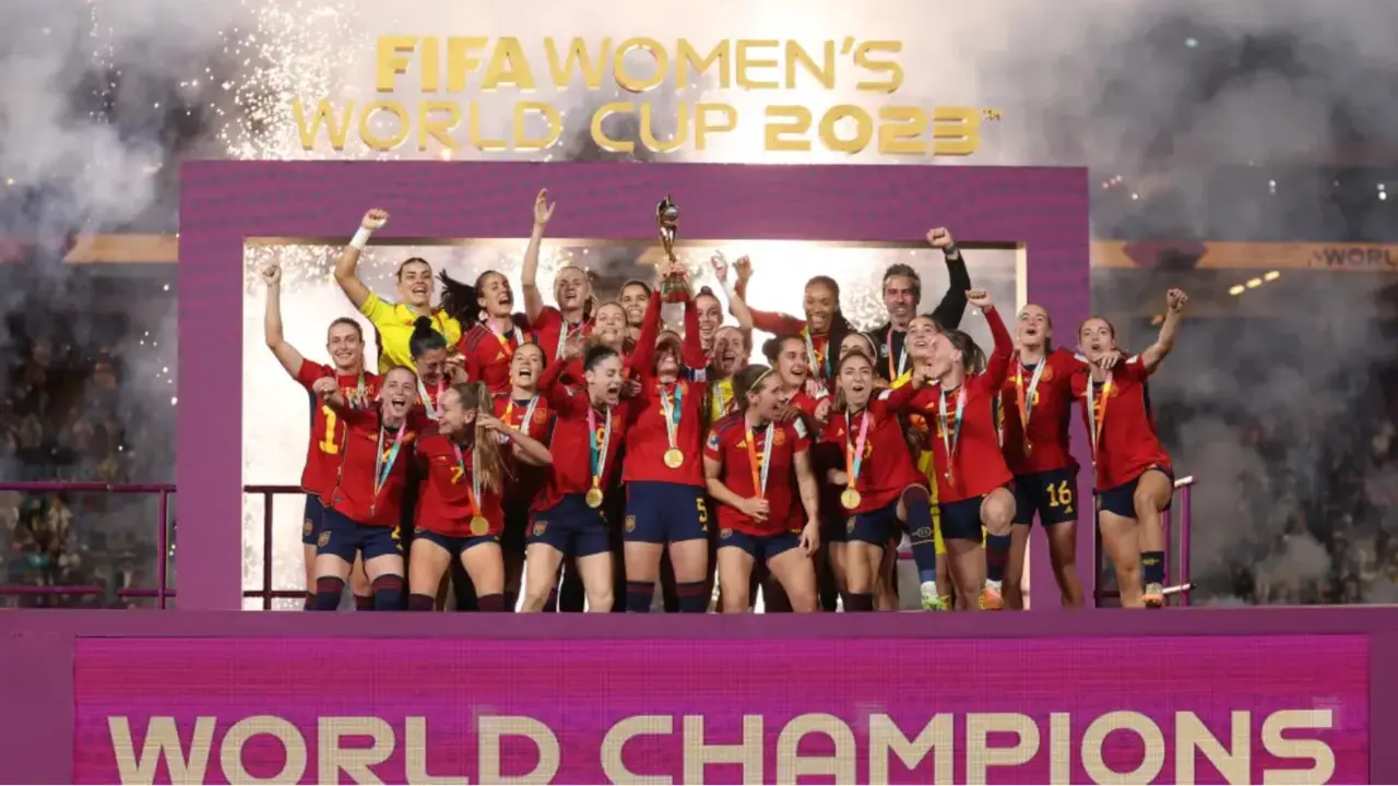 Espa&ntilde;a levantando la copa de campeonas