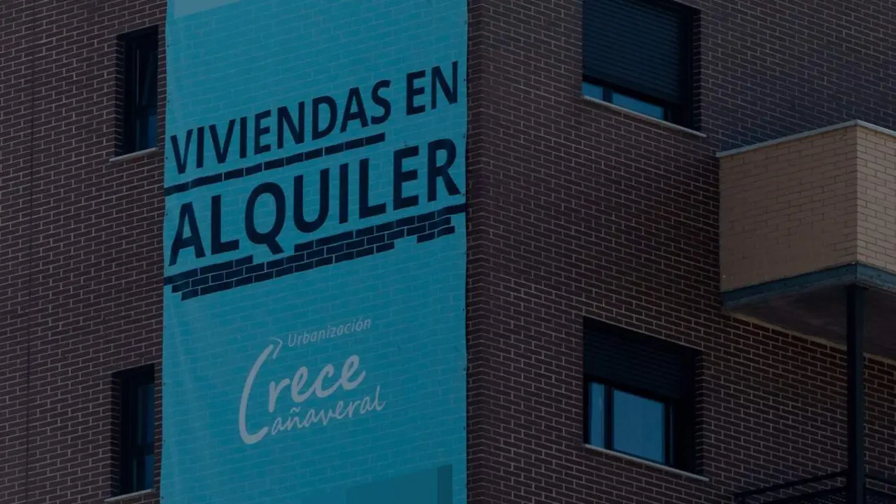Cartel de alquiler en un edificio de viviendas ubicado en Madrid