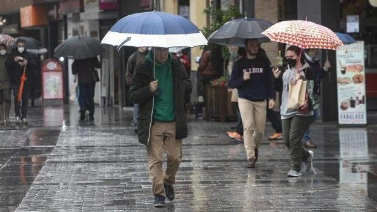  Personas caminando por C&oacute;rdoba bajo la lluvia 
