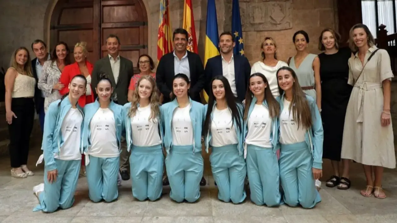  Las integrantes de la selecci&oacute;n de gimnasia r&iacute;tmica con Carlos Maz&oacute;n 