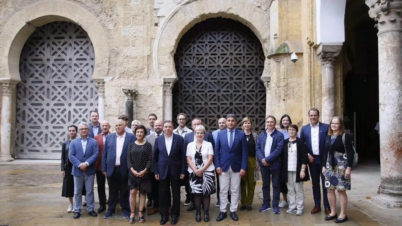  Los ministros de Agricultura de la UE posan ante la Mezquita Catedral de Córdoba en el marco de la reunión informal organizada en esa ciudad con motivo de la Presidencia española de la UE. - MADERO CUBERO (EUROPA PRESS) 