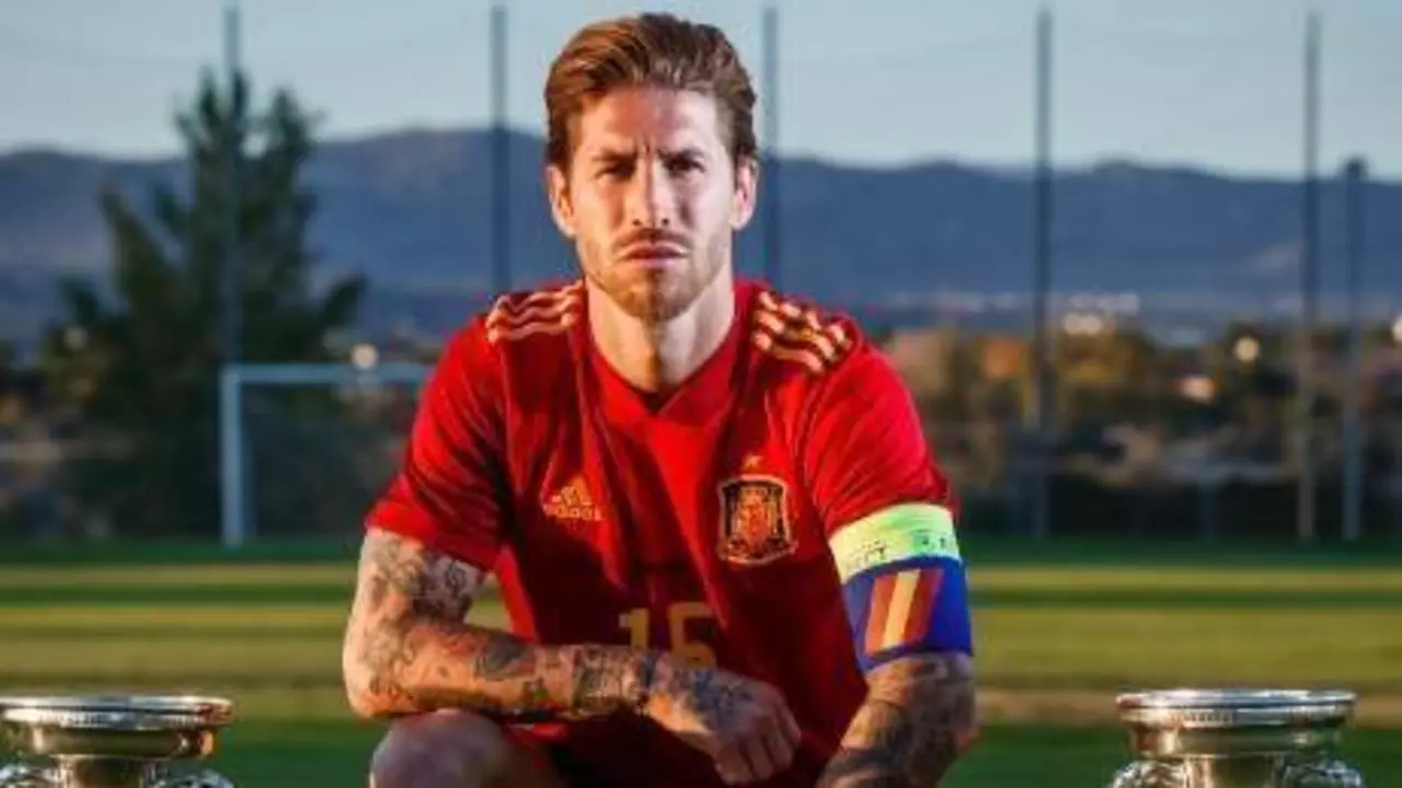  Sergio Ramos posa junto a las dos Eurocopas y la Copa del Mundo. Foto de su cuenta oficial de Twitter: @SergioRamos 