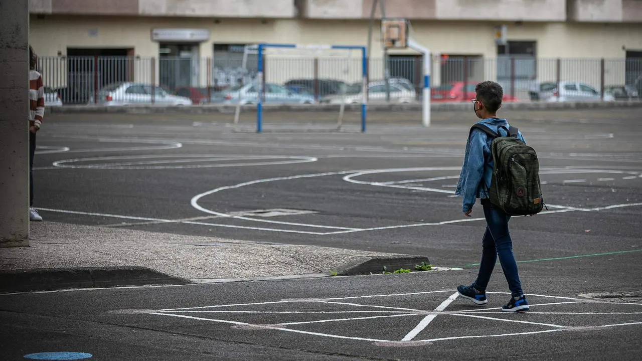  Un ni&ntilde;o en el patio del CEIP Padre Orbiso en el primer d&iacute;a del curso escolar 