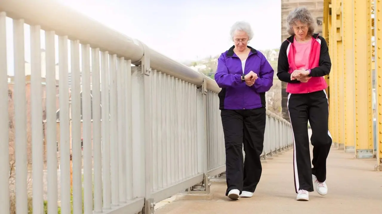  Mujeres mayores andando comprobando sus pulsaciones 