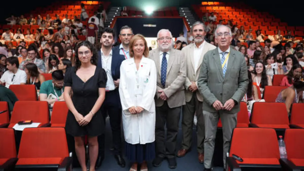  Representantes de estudiantes junto a autoridades acad&eacute;micas y sanitarias antes de la inauguraci&oacute;n del congreso. 