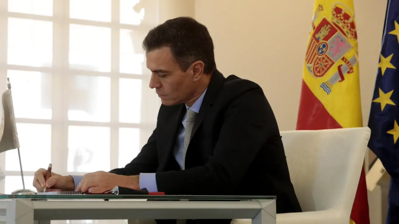  Archivo - El presidente del Gobierno, Pedro S&aacute;nchez, durante una videoconferencia en la Cumbre de los pa&iacute;ses del G20 - PoolMoncloa/Jos&eacute; Mar&iacute;a Cuadrado - Archivo 