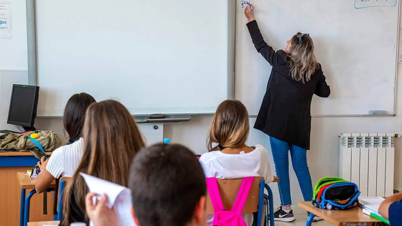  Maestra impartiendo clase en un aula 