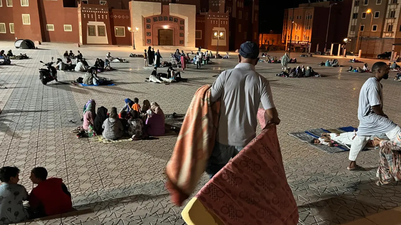  Residentes se refugian en un descampado tras el terremoto en Ouarzazate, Marruecos. - Wang Dongzhen / Xinhua News / Contactophoto 