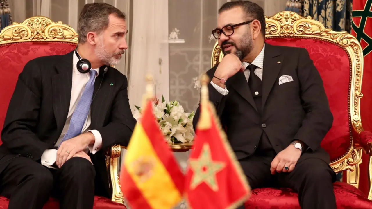  Archivo - (I-D) El Rey Felipe VI y el el Rey Mohamed VI, conversan momentos antes de la firma de varios acuerdos bilaterales. - Casa Real - Archivo 