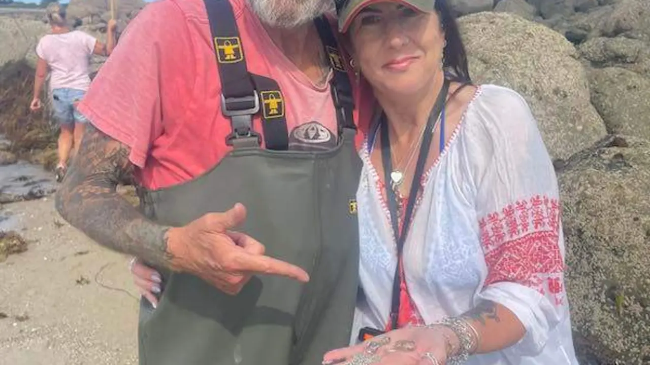  Tessa Le Gallez con el detector de metales Matthew Kneebone 