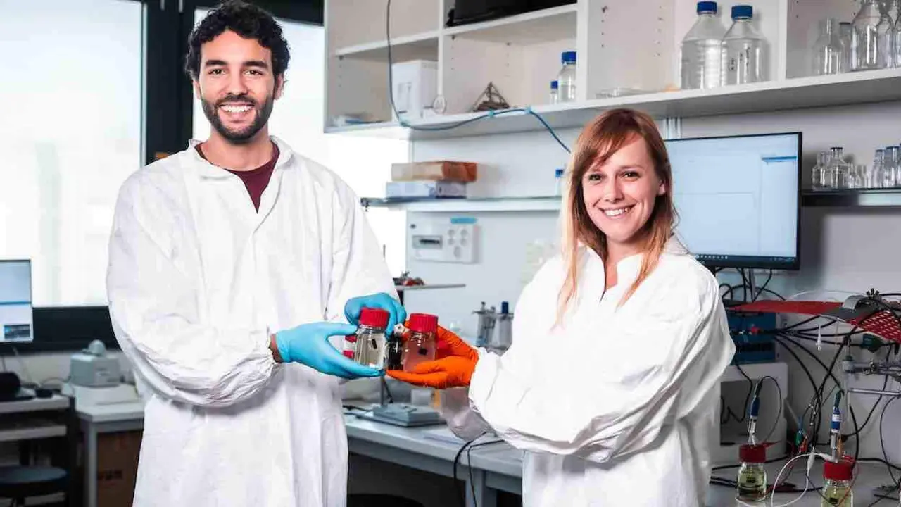  Mohammed Mouhib y Melania Reggente, los cient&iacute;ficos principales del estudio, posando en su laboratorio en la EPFL 