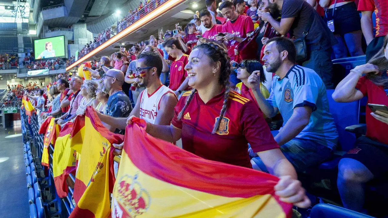 Cientos de aficionados celebran la victoria de la Selecci&oacute;n espa&ntilde;ola de F&uacute;tbol Femenino en la final del Mundial Femenino de F&uacute;tbol, en el WiZink Center de Madrid 