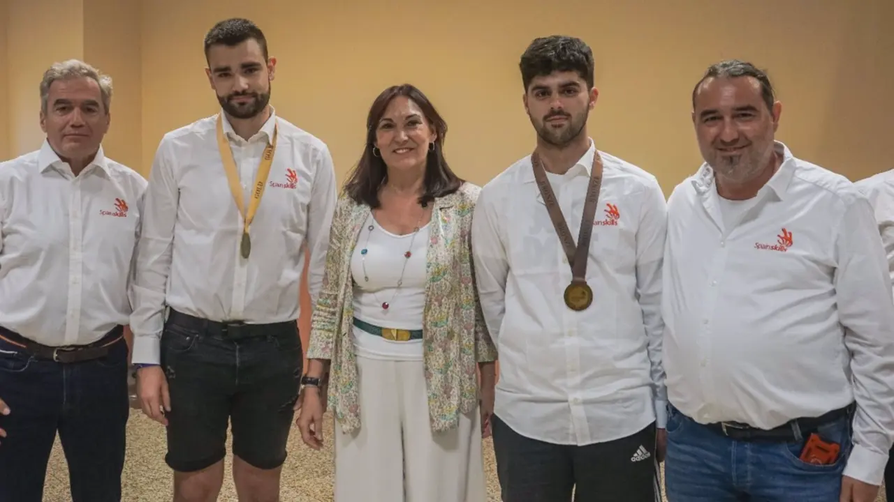  Garikoitz Mujika, procedente del Pa&iacute;s Vasco, ha logrado la medalla de oro en las olimpiadas europeas de Formaci&oacute;n Profesional en la modalidad de Dise&ntilde;o mec&aacute;nico CAD, mientras que Mateo Rubao, procedente de Galicia, ha conseguido la de bronce en la modalidad Soldadura, seg&uacute;n ha informado el Ministerio de Educaci&oacute;n y Formaci&oacute;n Profesional.<br><br>La secretaria general de Formaci&oacute;n Profesional, Clara Sanz, ha recibido este lunes a la Selecci&oacute;n espa&ntilde;ola de Formaci&oacute;n Profesional a su llegada al aeropuerto Adolfo Su&aacute;rez Madrid-Bajaras, tras haber participado en la octava edici&oacute;n del campeonato europeo de FP 'Euroskills' 2023, celebrado del 6 al 8 de septiembre en la ciudad de Gdansk (Polonia).<br><br>"Los que trabajamos de una u otra forma en esta materia nos sentimos muy orgullosos de vosotros y vosotras por todo lo que hab&eacute;is conseguido. Todos y todas sois un ejemplo de la calidad y la excelencia de la Formaci&oacute;n Profesional de nuestro pa&iacute;s", ha asegurado Sanz.<br><br>El equipo espa&ntilde;ol, formado por 30 estudiantes y reci&eacute;n titulados en Formaci&oacute;n Profesional, son los actuales campeones de la cita espa&ntilde;ola 'Spainskills' 2022, organizada por el Ministerio de Educaci&oacute;n y Formaci&oacute;n Profesional.<br><br>Adem&aacute;s, la Selecci&oacute;n se ha hecho con ocho medallas de excelencia por la calidad de sus trabajos en esta competici&oacute;n bianual, tambi&eacute;n conocida como las olimpiadas europeas de la Formaci&oacute;n Profesional.<br><br>Se trata del mayor evento de Formaci&oacute;n Profesional y excelencia en habilidades de Europa, en el que alrededor de 600 j&oacute;venes menores de 25 a&ntilde;os y procedentes de 32 pa&iacute;ses han competido para convertirse en los mejores de su especialidad.<br><br>Los competidores han participado en 43 modalidades diferentes como la de Dise&ntilde;o mec&aacute;nico CAD, CNC fresado, Soldadura, Animaci&oacute;n 3D, Fontaner&iacute;a y calefacci&oacute;n, Electr&oacute;nica, Desarrollo web, Instalaciones el&eacute;ctricas, Carpinter&iacute;a, Peluquer&iacute;a, Cocina o Servicio de restaurante y bar, entre otras.<br><br>La idea de este tipo de campeonatos surgi&oacute; en Espa&ntilde;a, donde se celebr&oacute; en 1950 el primer concurso internacional de Formaci&oacute;n Profesional en el que participaron doce estudiantes de Portugal y del pa&iacute;s anfitri&oacute;n. 