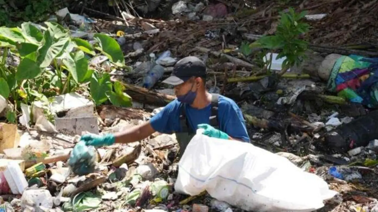  Personal de Sungai Watch limpiando la basura pl&aacute;stica recogida en las barreras del r&iacute;o. Imagen cortes&iacute;a de Sam Benchegjib 