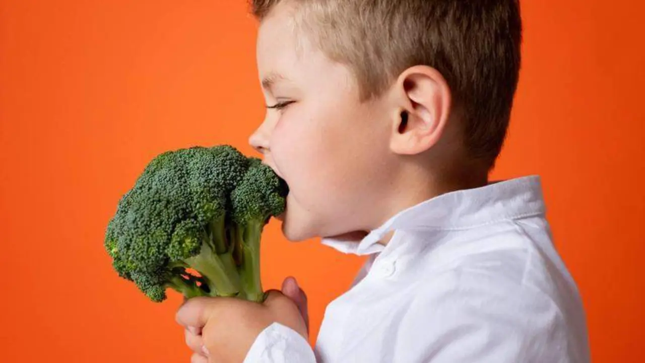  Ni&ntilde;o comiendo br&oacute;coli. Fuente Pexels Cottonbro. 