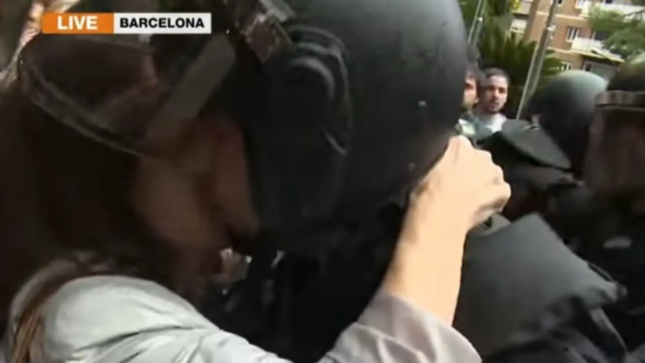  Un polic&iacute;a del 1-O denuncia el beso "repentino y no consentido" de una mujer durante el dispositivo contra el refer&eacute;ndum en 2017 - SUP 